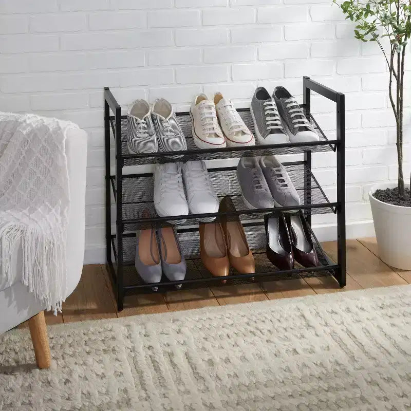 Organize It All Meuble de rangement à chaussures 3 niveaux en maille noire : Cadre en fer, capacité de 12 paires, autoportant, 73,7 cm L x 62 cm P x 30,5 cm H
