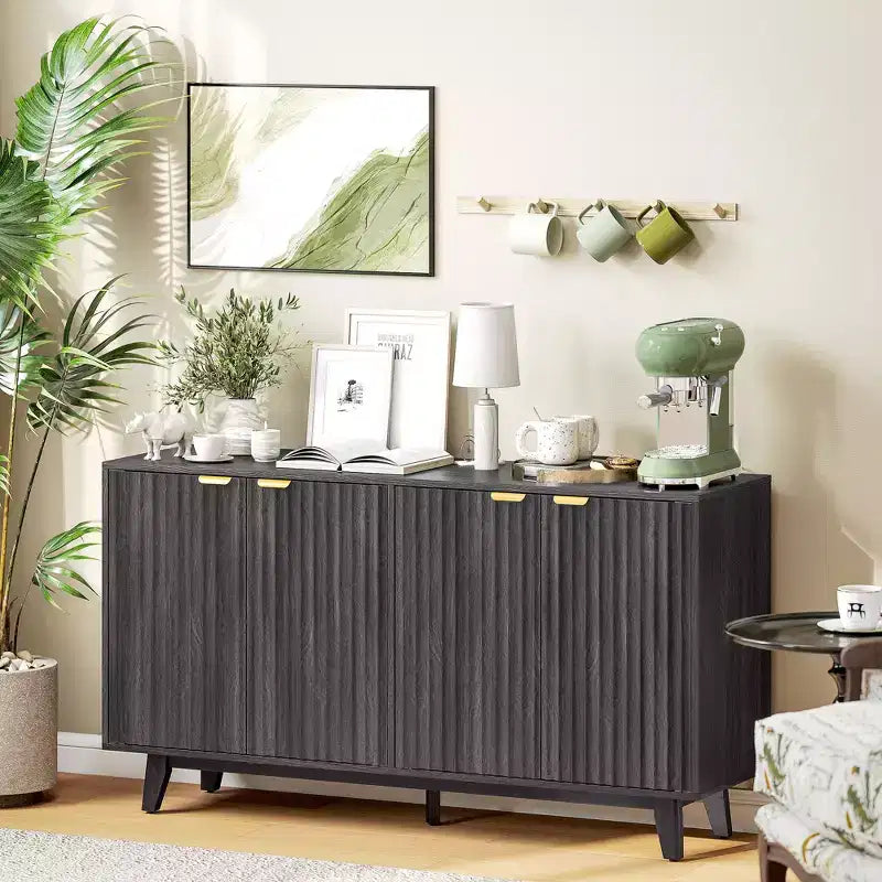 Buffet de salle à manger cannelé, buffet de bar à café de 55" avec 4 portes, 2 étagères réglables, 5 pieds en bois