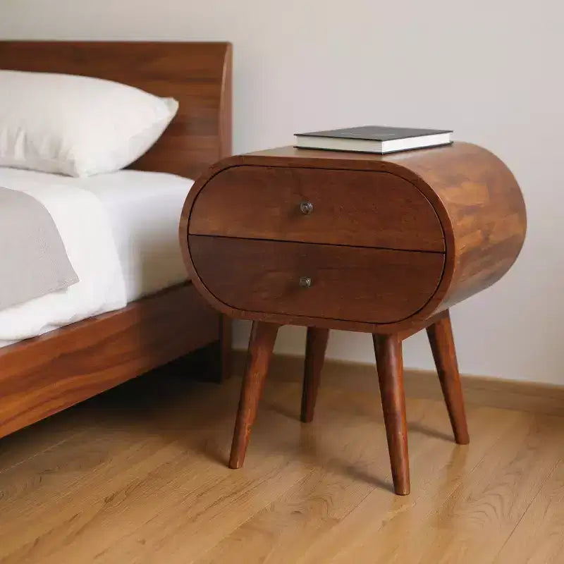 Table de chevet HomeRoots 24 ovale en bois massif de couleur châtaigne à deux tiroirs