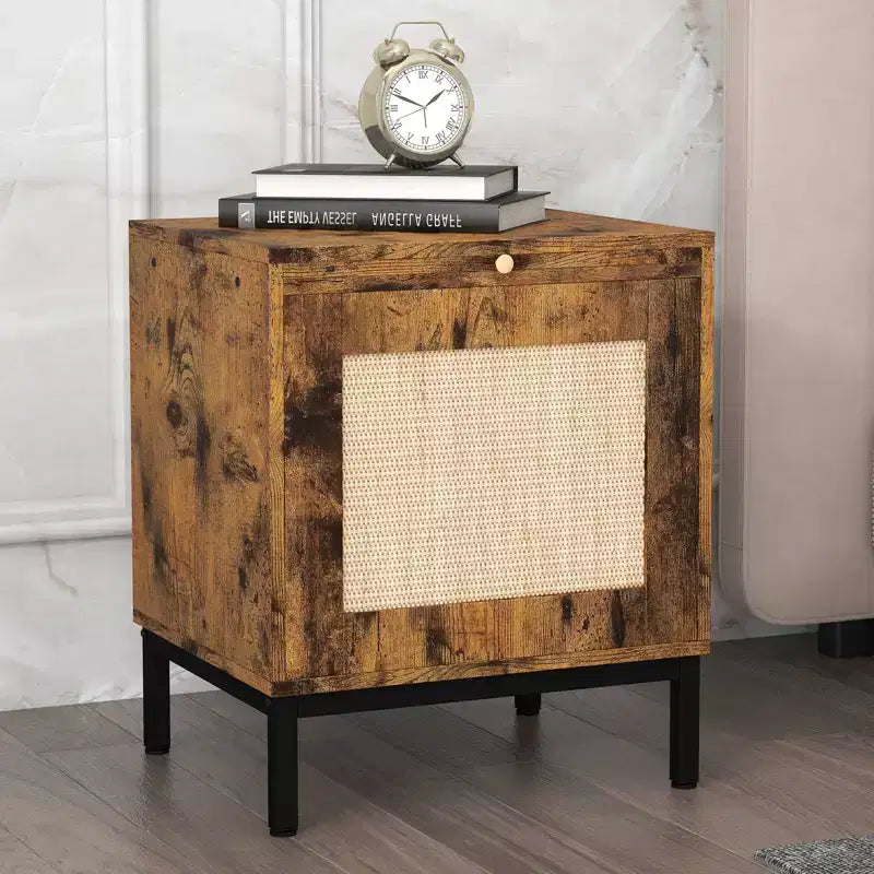Table de chevet en bois avec porte en rotin, construction durable, design élégant, pour chambre à coucher, salon