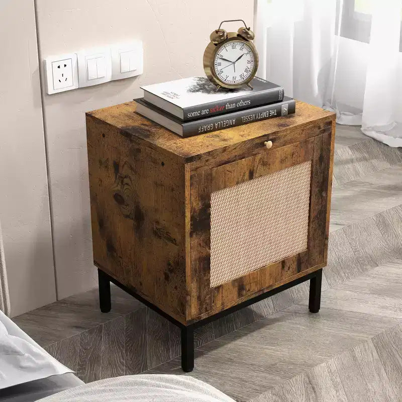 Table de chevet en bois avec porte en rotin, construction durable, design élégant, pour chambre à coucher, salon