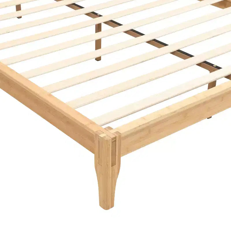 Lit plateforme en bambou massif GDFStudio Johnny 30 cm avec lattes en bois et support métallique