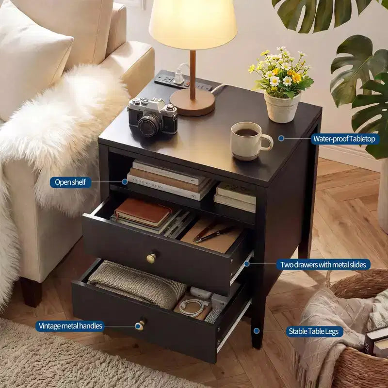 Table de chevet noire avec station de charge, 2 tiroirs et étagère ouverte, table de chevet moderne en bois avec poignées métalliques pour chambre à coucher/salon/bureau