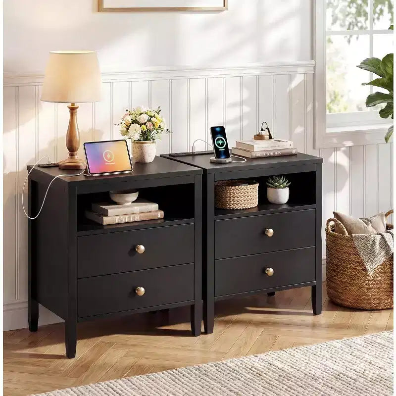 Table de chevet noire avec station de charge, 2 tiroirs et étagère ouverte, table de chevet moderne en bois avec poignées métalliques pour chambre à coucher/salon/bureau