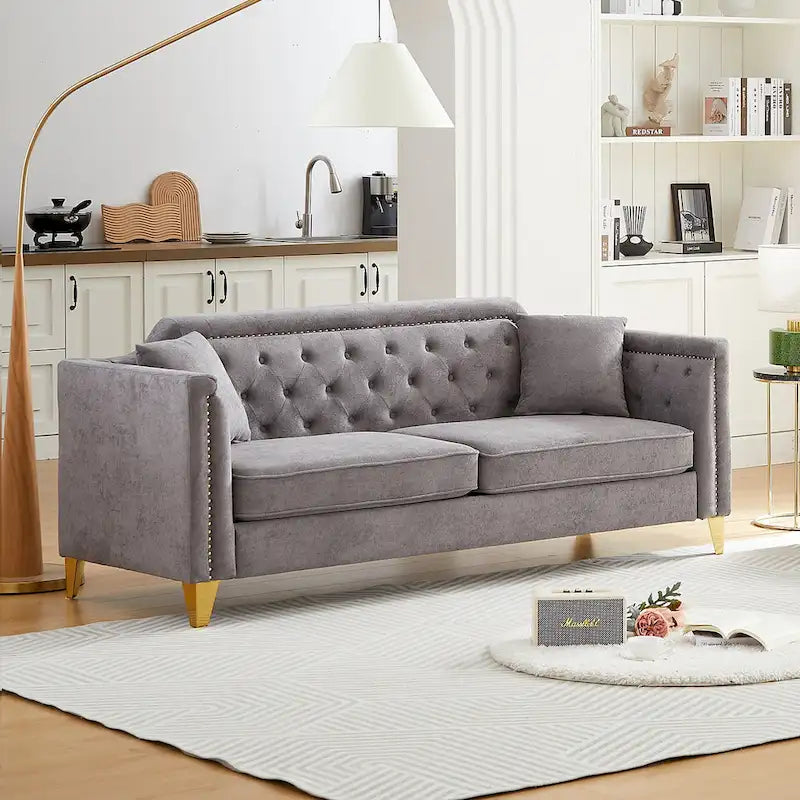 Canapé 3 places capitonné en chenille gris 61,5 avec accoudoirs cloutés couleur cuivre, 2 coussins