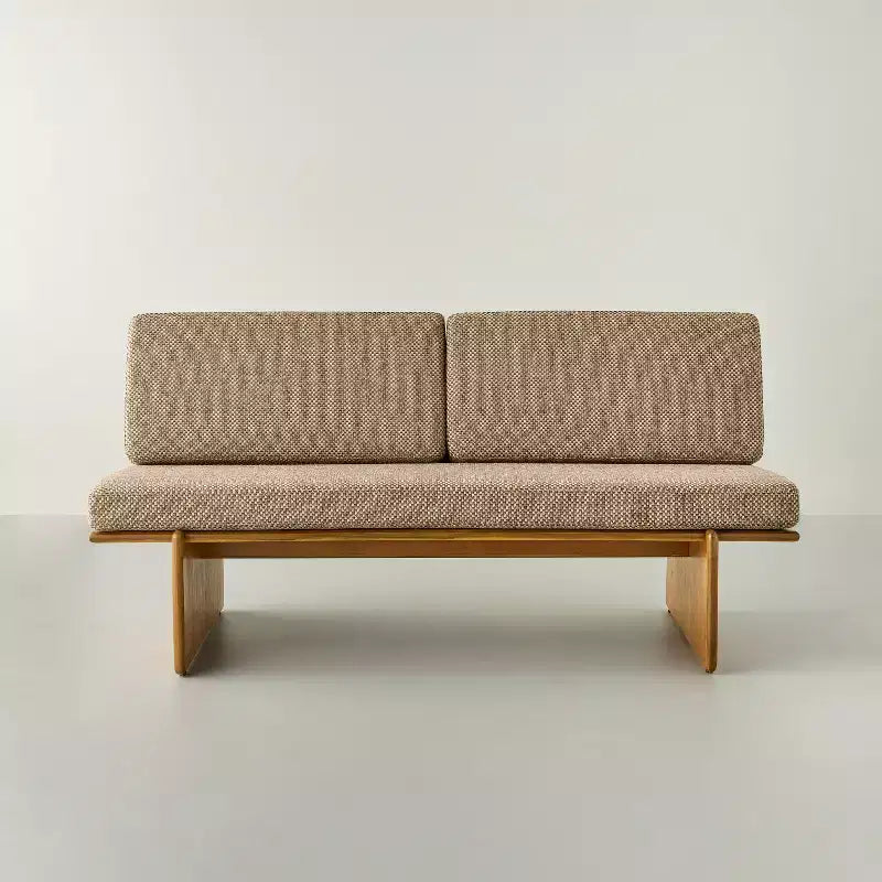 Banc mi-siècle rembourré en tissu texturé Mushroom Weave avec dossier - Hearth & Hand™ avec Magnolia