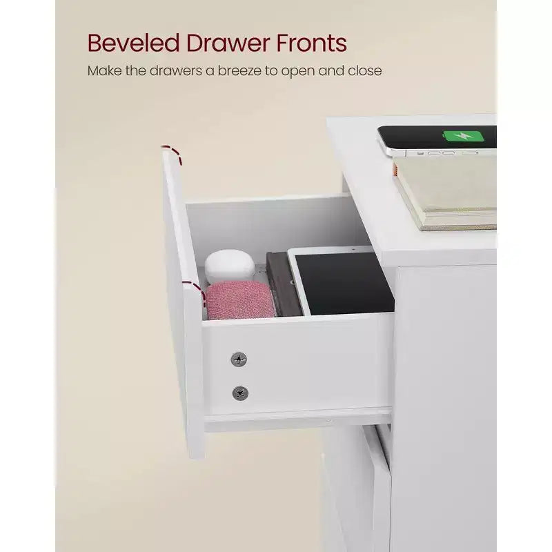 VASAGLE Table de chevet avec station de recharge, Table d'appoint avec 3 tiroirs, 2 prises secteur, 2 ports USB, Façades de tiroirs biseautées