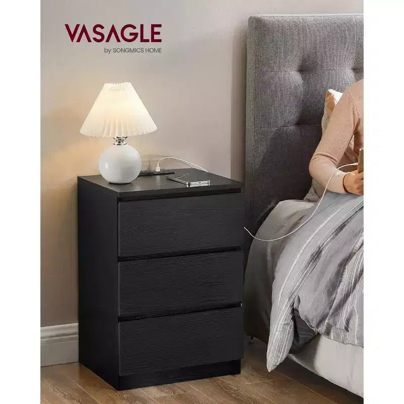 VASAGLE Table de chevet avec station de recharge, Table d'appoint avec 3 tiroirs, 2 prises secteur, 2 ports USB, Façades de tiroirs biseautées