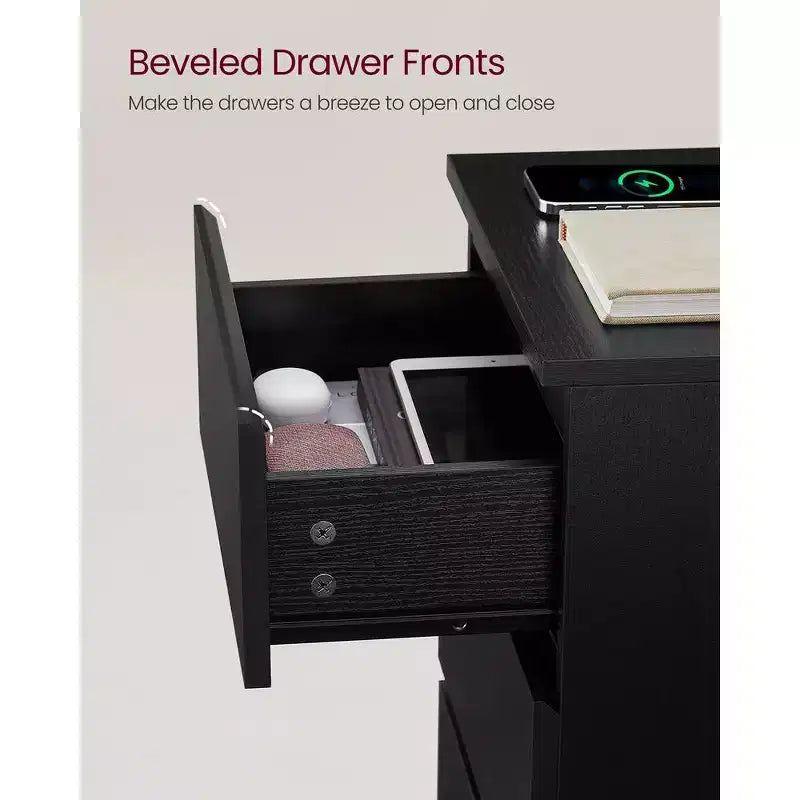 VASAGLE Table de chevet avec station de recharge, Table d'appoint avec 3 tiroirs, 2 prises secteur, 2 ports USB, Façades de tiroirs biseautées