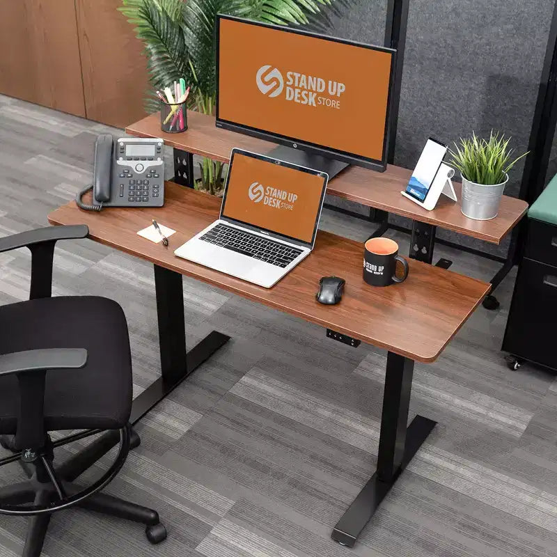 Bureau debout compact électrique programmable à deux niveaux Stand Up Desk Store (cadre blanc/plateau bouleau, 122 cm de large)